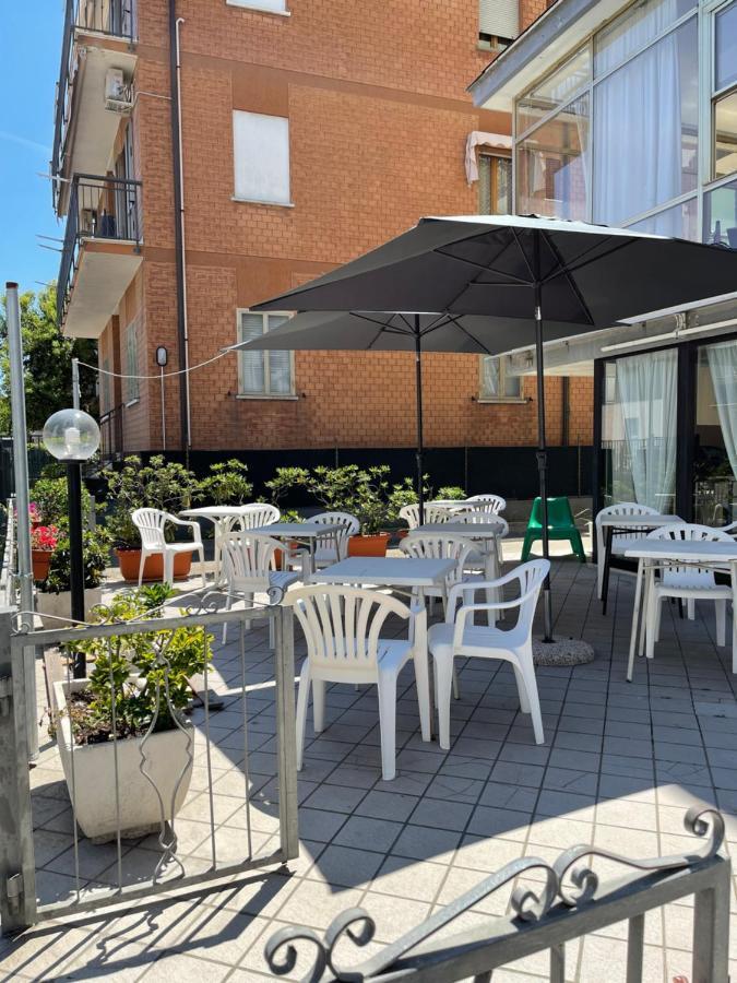 Hotel Orlov Rimini Exteriör bild