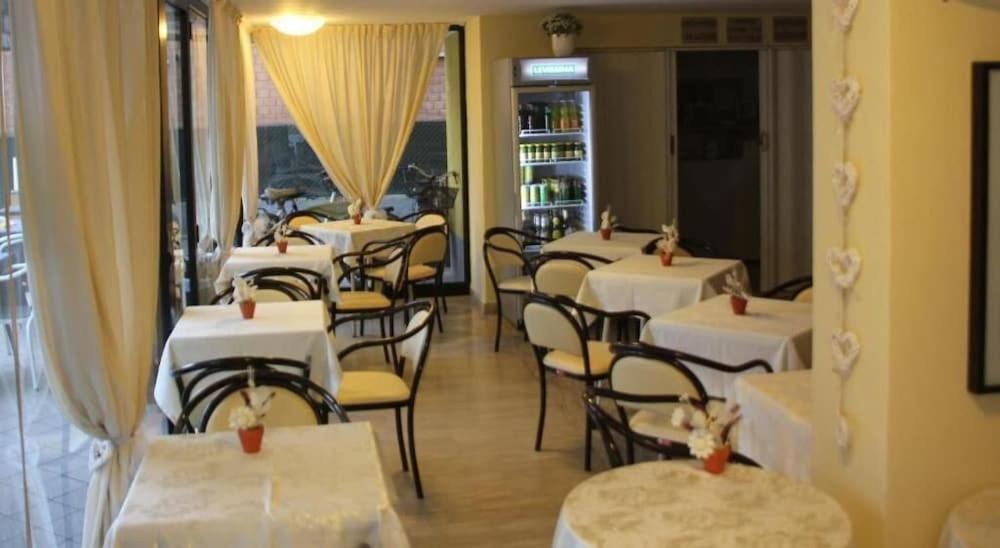 Hotel Orlov Rimini Exteriör bild