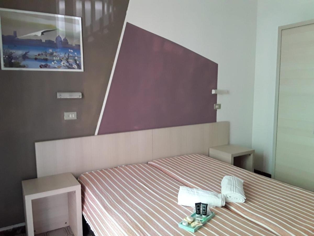 Hotel Orlov Rimini Exteriör bild
