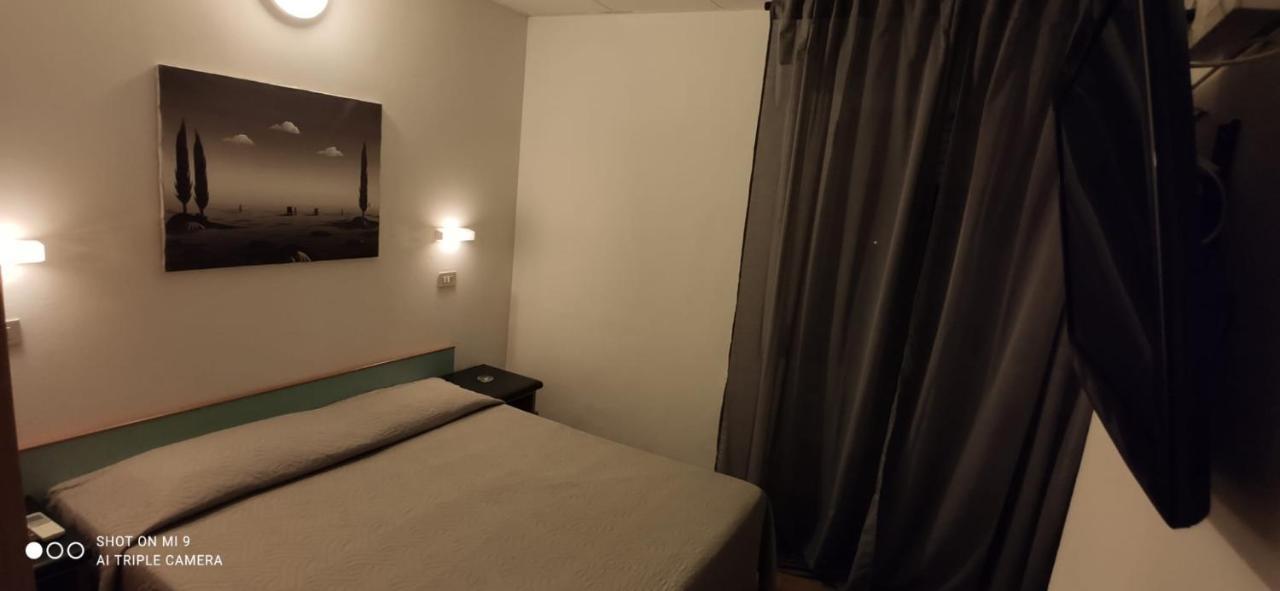 Hotel Orlov Rimini Exteriör bild
