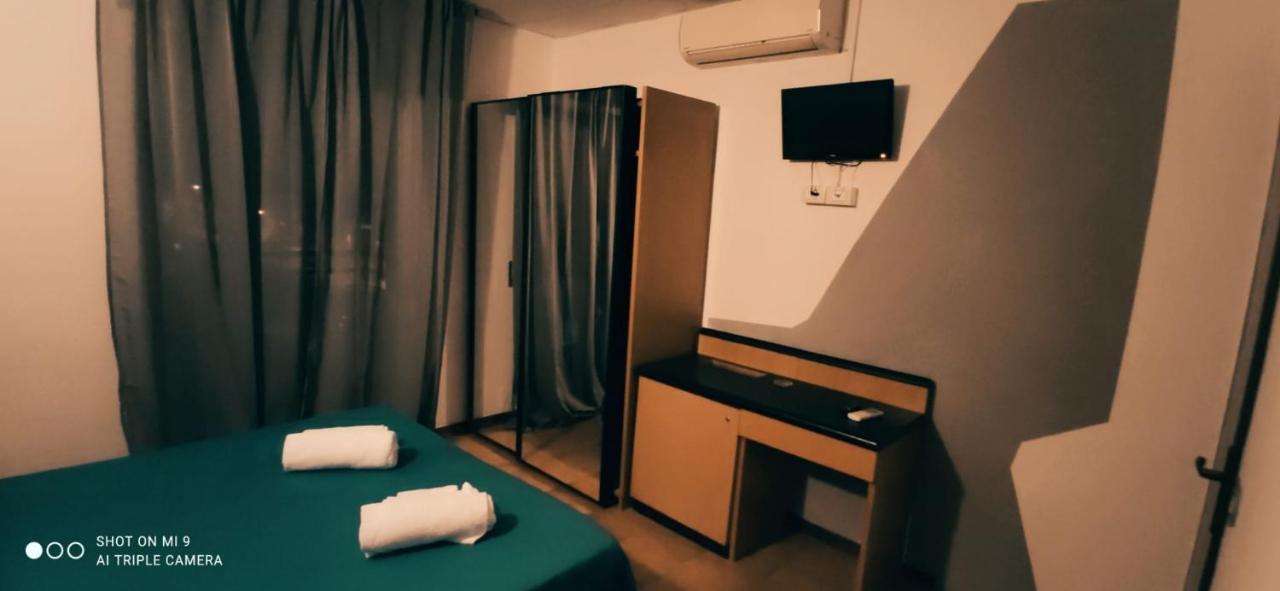 Hotel Orlov Rimini Exteriör bild