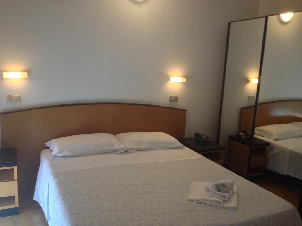 Hotel Orlov Rimini Exteriör bild