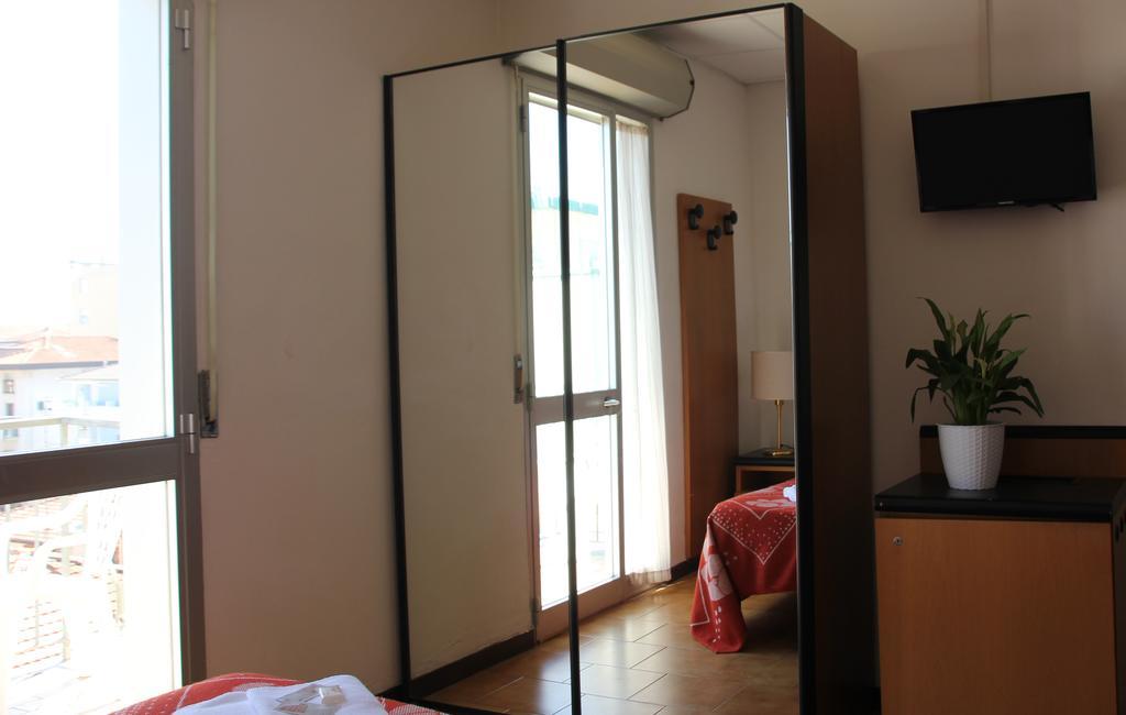 Hotel Orlov Rimini Exteriör bild
